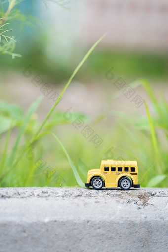 草地里的黄色玩具小汽车