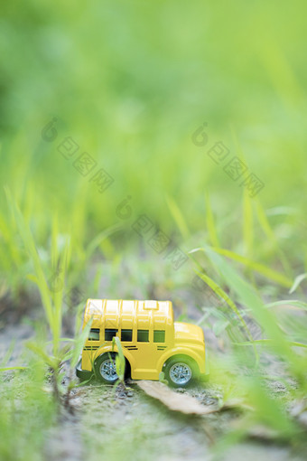 黄色玩具汽车草地特写