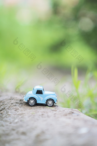草丛里的蓝色玩具汽车