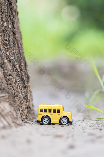 户外拍摄一辆黄色玩具小汽车