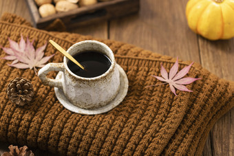 咖啡枫叶围巾<strong>温暖</strong>秋天素材