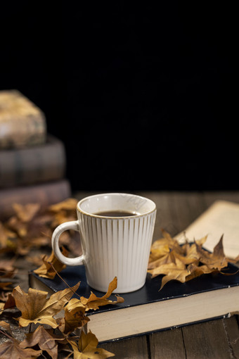 一杯咖啡与落叶秋天素材
