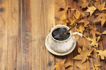 一杯咖啡与落叶秋季秋天温暖图片