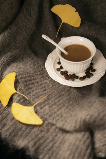 咖啡银杏叶温暖秋季光影海报