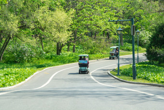 电瓶车行驶在景观路上