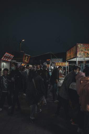 夜晚逛夜市的路人