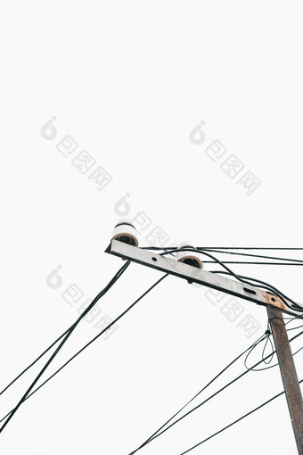 城镇的电线杆白色背景