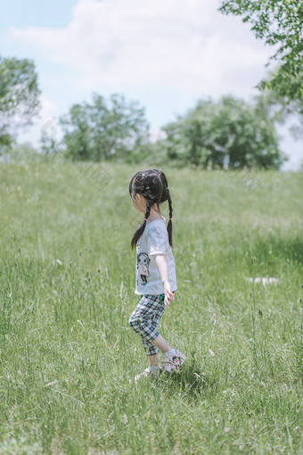 夏天草地转圈圈的小女孩