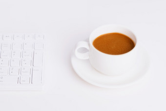 一杯咖啡与键盘创意办公场景