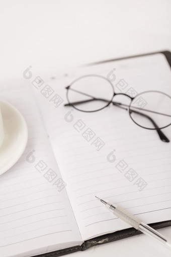 眼镜创意白色办公桌面