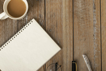 咖啡与笔记本学习办公木桌背景