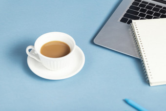 一杯咖啡蓝色办公桌面