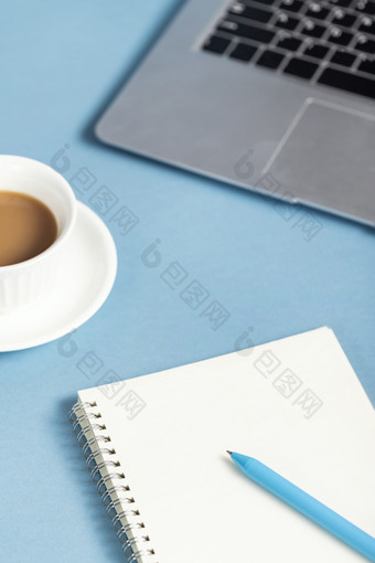 咖啡与办公用品创意工作学习桌面