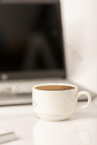 笔记本电脑前的一杯咖啡