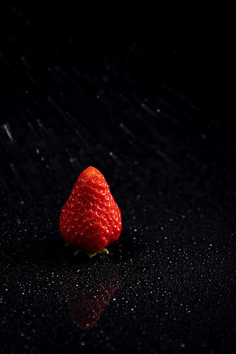 一颗<strong>草莓</strong>黑色背景图