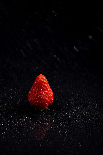 草莓水果黑色背景图
