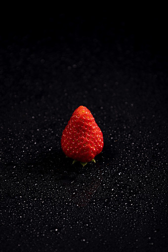 <strong>水果</strong>草莓纯黑色背景