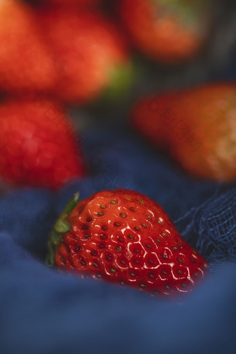 草莓水果特写暗调风格图片