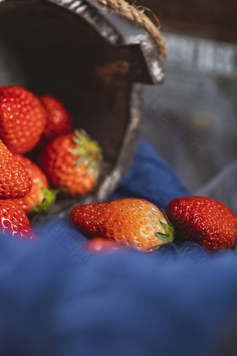 草莓水果暗调风格背景