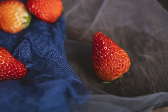 水果草莓暗调背景