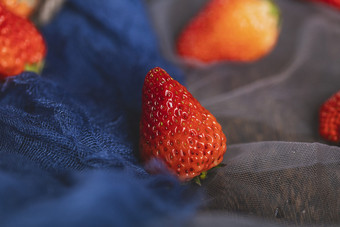 水果草莓暗调风格背景
