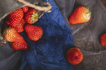 夏季水果<strong>草莓</strong>暗调风格图片