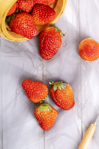 草莓水果亮调背景