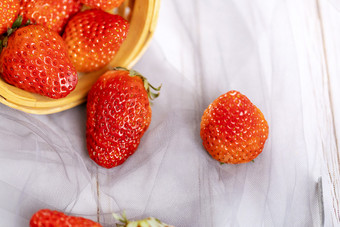 掉落在桌子上的<strong>草莓</strong>水果