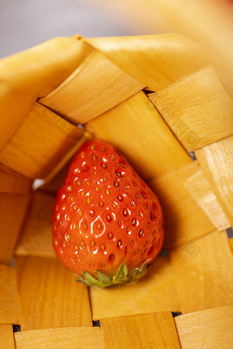 夏天竹篮里的新鲜草莓
