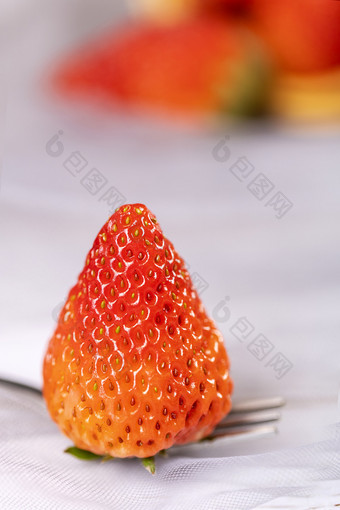 夏天新鲜水果草莓亮调背景