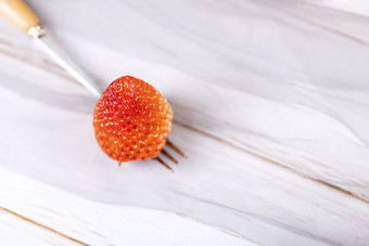 水果叉上的一颗草莓