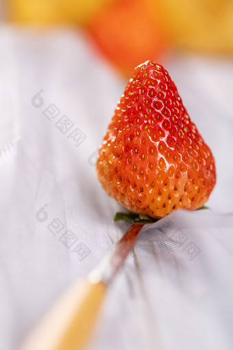 水果叉上的草莓特写