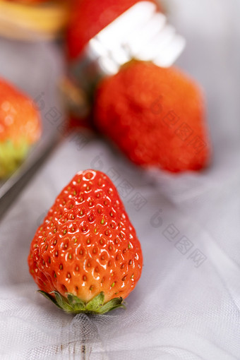 桌子上的一颗草莓