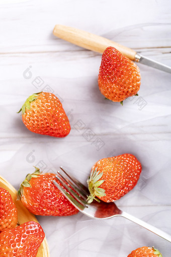 散落在桌子上的草莓