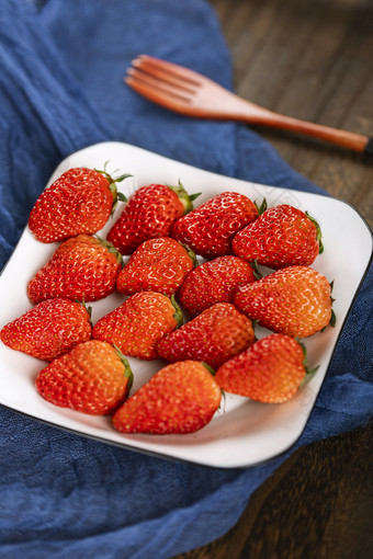一盘草莓新鲜水果