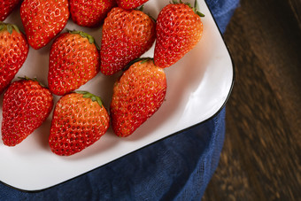 盘子里的水果<strong>草莓</strong>