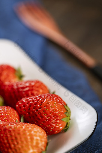 盘子里的草莓特写图片