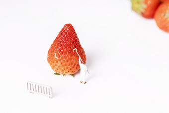 草莓有机新鲜水果微缩创意白色