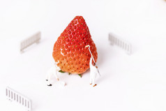 草莓水果微缩创意白底图