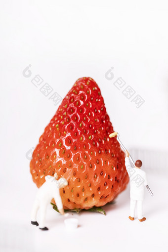 创意刷漆工人与水果草莓