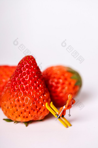新鲜<strong>草莓</strong>白色背景