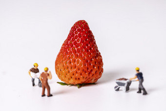 新鲜草莓有机水果微缩创意图片