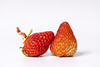两颗草莓微缩创意图片