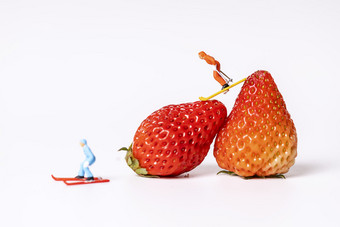 两颗<strong>草莓</strong>创意微缩海报