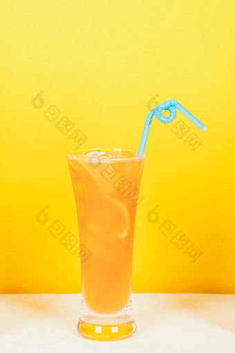 一杯橙汁黄色背景