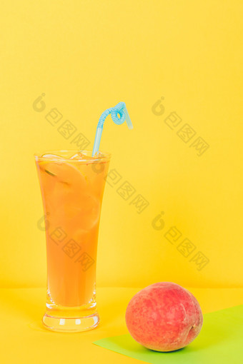 一杯冰爽橙汁与一个桃子