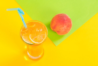 一个桃子与一杯冰爽橙汁