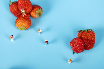 <strong>水果</strong>草莓微缩创意海报