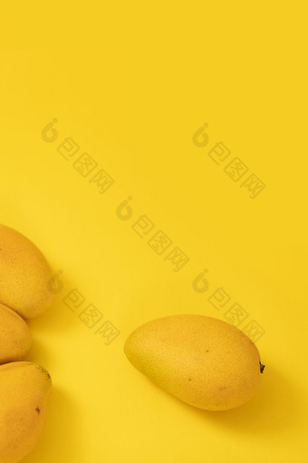 黄色桌面上的水果芒果