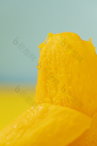 一颗剥开的芒果微距特写图片